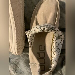 Hey Dude woman size 11